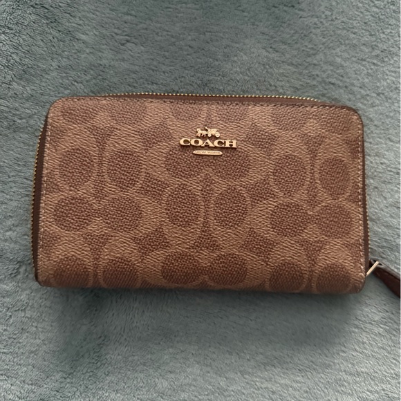 Coach Medium Id Zip Wallet In Signature Canvas - Picture 1 of 8